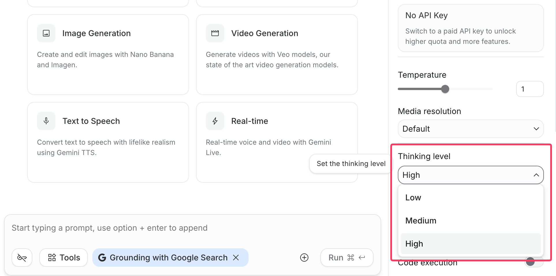 Google AI Studioの思考レベル設定画面。Low、Medium、Highの3段階から選択できるドロップダウンが赤枠で強調されている
