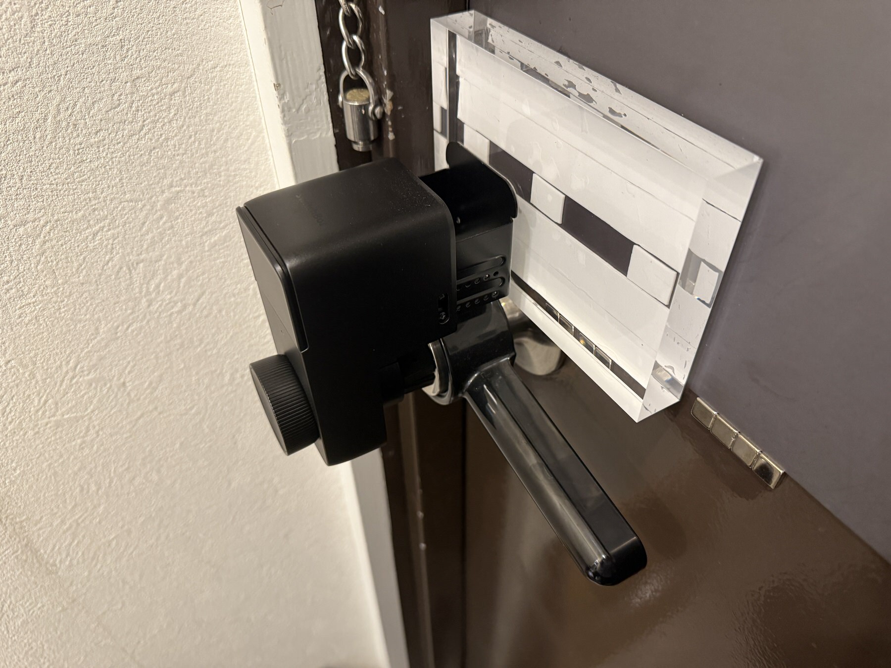 画像 設置完了後のドア内側。SwitchBot ロックProがアクリルブロックとマグネットシートの上に安定して取り付けられている