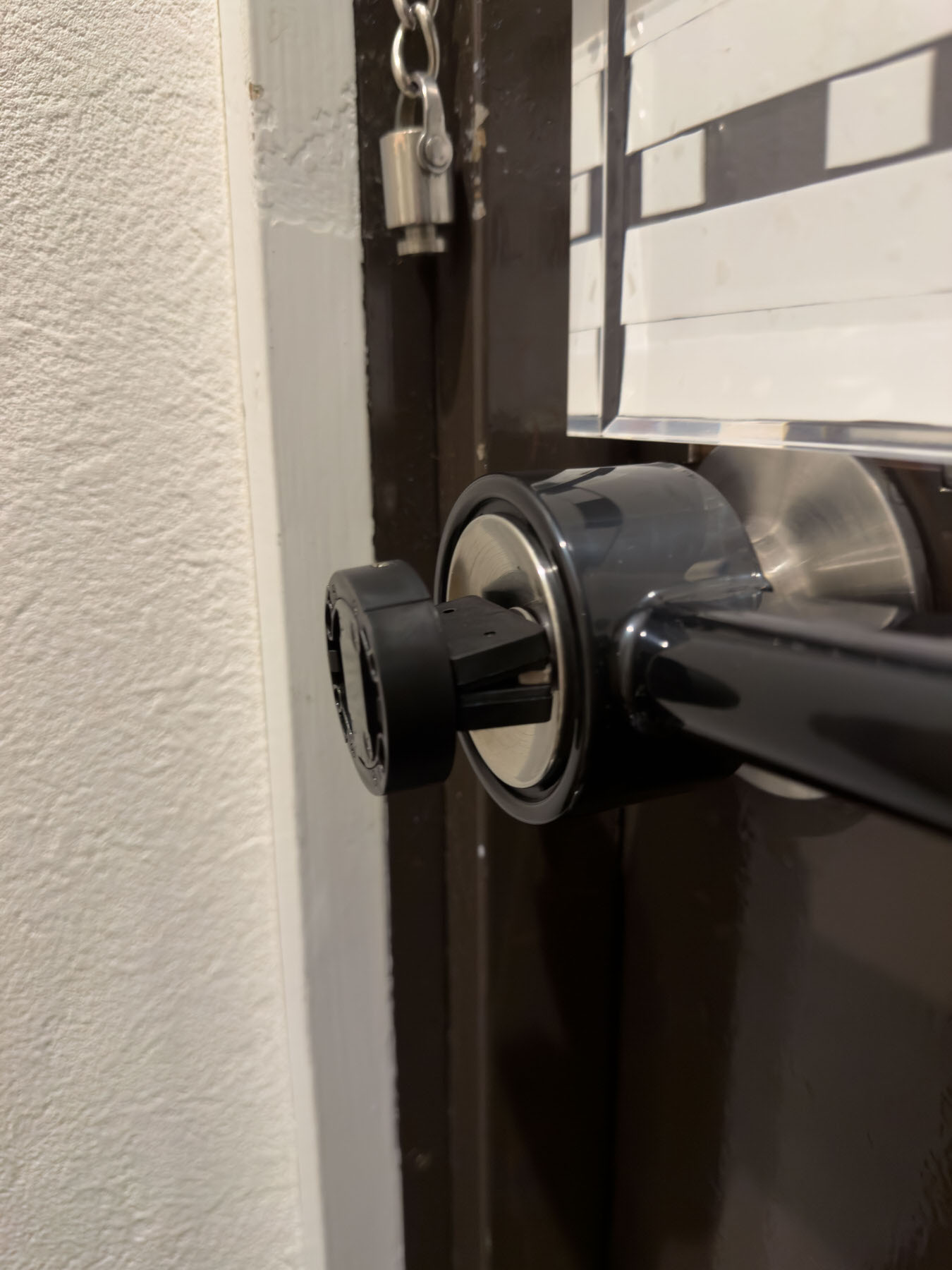 サムターンアダプターを丸ノブのつまみに取り付けた様子。アダプターがしっかりと噛み付いている